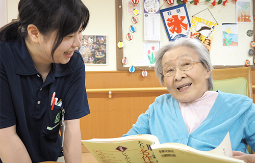 利用者さんと介護士の様子