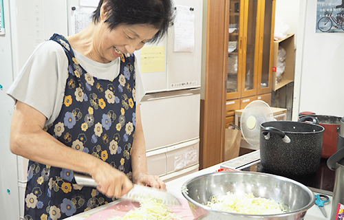 昼食作りの様子