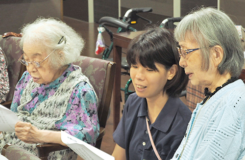 利用者さんと介護士の様子