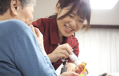 利用者さんと介護士の様子