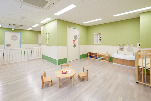 洛和大塚みどり保育園 内観(保育士と子ども)