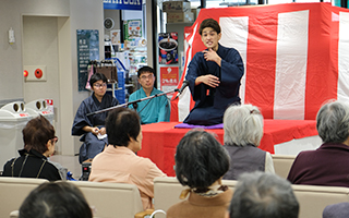 洛和会音羽リハビリテーション病院で京都大学落語研究会の学生が寄席を開催