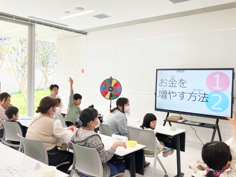 授業で手を挙げる子供