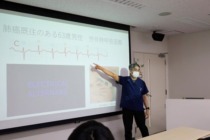 講師がスクリーンを使って説明している様子