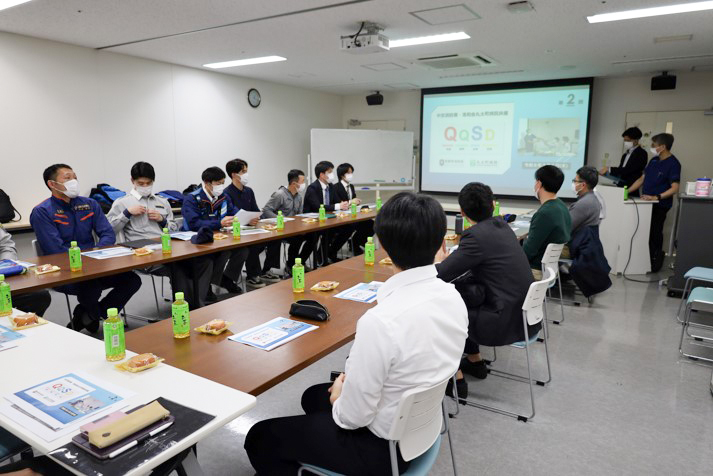 京都市内の複数の消防署から参加した救急隊員と病院職員が交流会に参加している様子