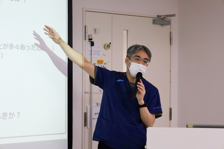 スクリーンに資料を投影しながら講師が説明している様子