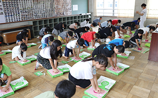洛和会音羽病院のスタッフが大塚小学校で救命講習