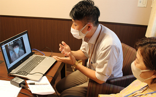 施設入居者（高齢者）と若年層（学生）が交流できるオンラインサロンの提案