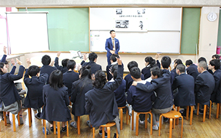 家庭科の授業で高齢者体験（京都市立音羽中学校）