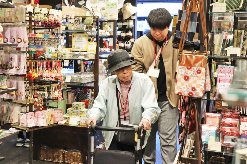 洛和会ヘルスケアシステムは「医療」「介護」「健康・保育」「教育・研究」の総合ネットワークです。企画レポート サービス付き高齢者向け住宅「洛和ホームライフ音羽」の入居者と京都橘大学の学生が京都・宇治を散策 ツアーマップツアー先紹介ツアーレポートフォトギャラリー