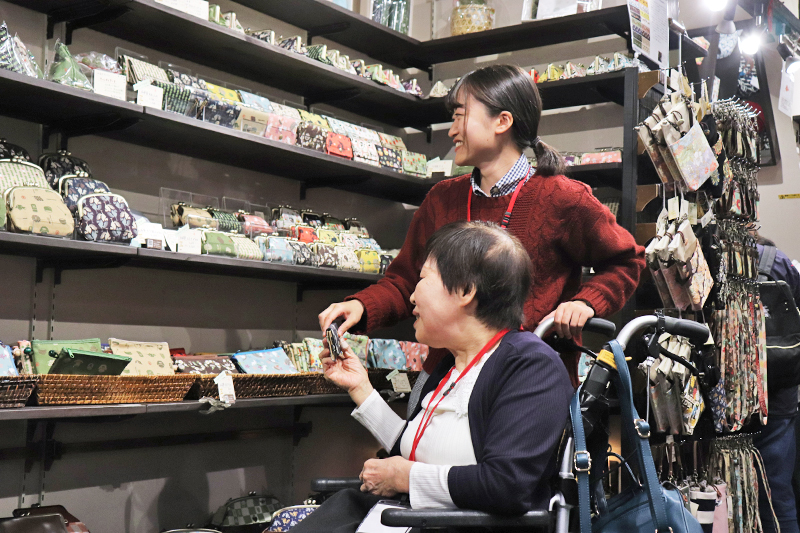 洛和会ヘルスケアシステムは「医療」「介護」「健康・保育」「教育・研究」の総合ネットワークです。企画レポート サービス付き高齢者向け住宅「洛和ホームライフ音羽」の入居者と京都橘大学の学生が京都・宇治を散策 ツアーマップツアー先紹介ツアーレポートフォトギャラリー