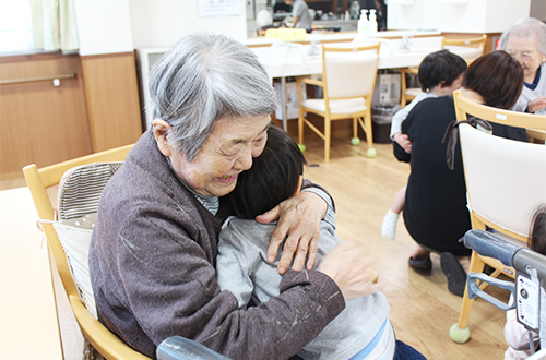 “洛和式”幼老統合ケア