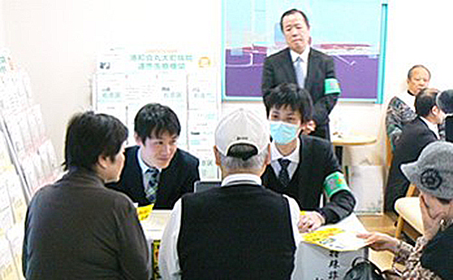 京都府警と連携した特殊詐欺防止に向けた啓発活動の様子