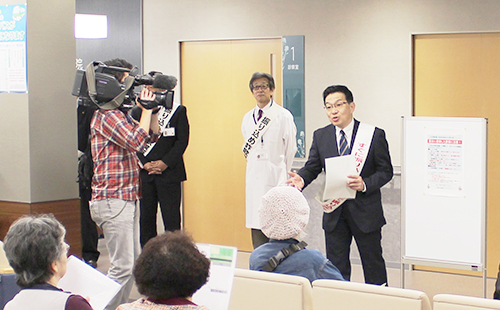 広報チラシ、ティッシュ配布の啓発活動の様子