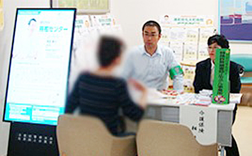 啓発チラシ・反射ステッカー配布の様子