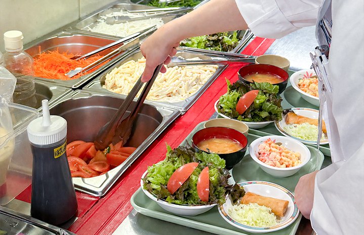 職員食堂にサラダバーを設置