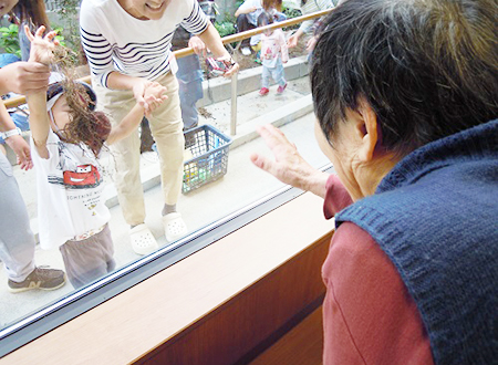 グループホーム利用者さんと子どもたちの交流
